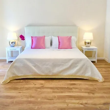 לינה וארוחת בוקר Flowers Sweet ואסטו